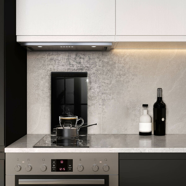 Glas Ceranfeldabdeckung Ein Glas heißer Kaffee