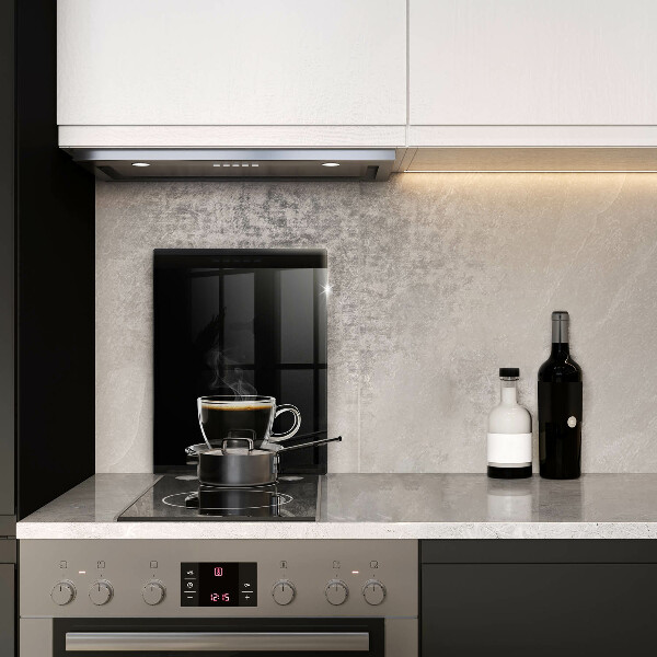 Glas Ceranfeldabdeckung Ein Glas heißer Kaffee