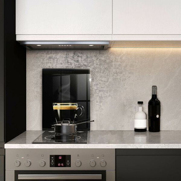 Glas Ceranfeldabdeckung Ein Glas schwarzen Kaffee