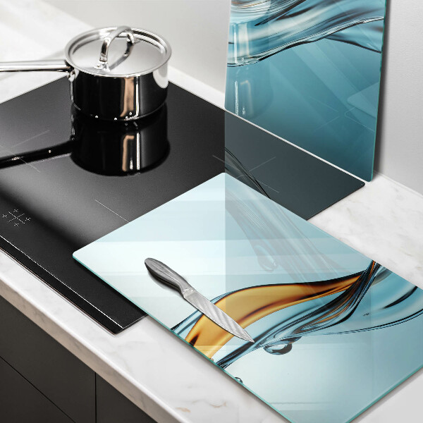 Glas Ceranfeldabdeckung Wasser auf blauem Hintergrund