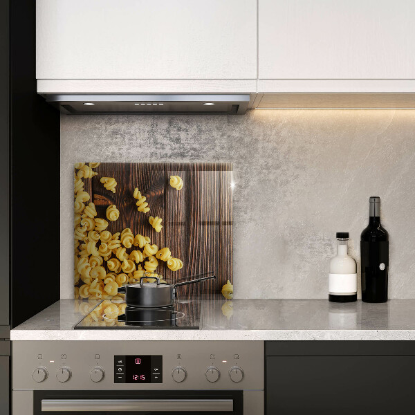 Glas Ceranfeldabdeckung Nudeln auf dem Tisch