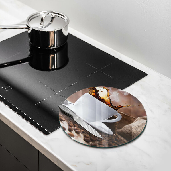 Glas Herdabdeckplatte Tasse und Kaffeebohnen