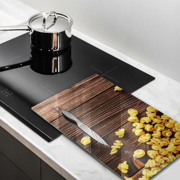 Abdeckung induktionskochfeld Nudeln auf dem Tisch