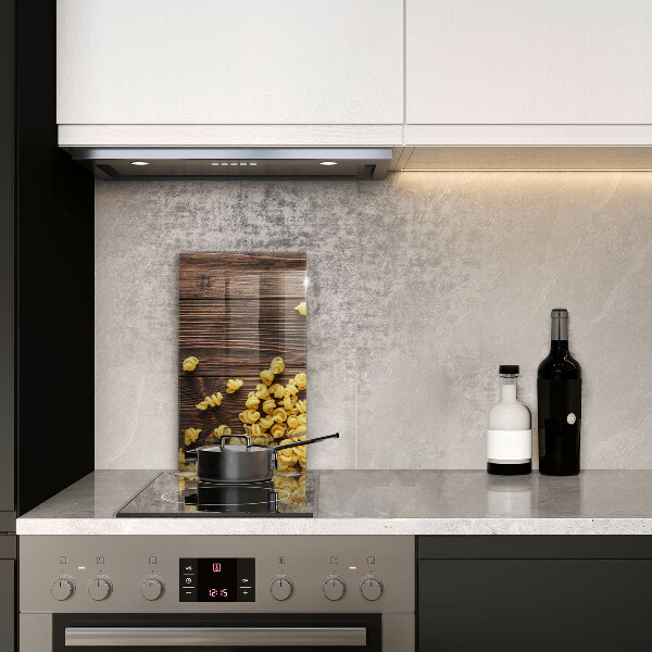 Abdeckung induktionskochfeld Nudeln auf dem Tisch