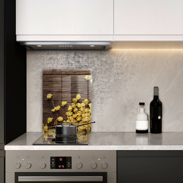 Abdeckung induktionskochfeld Nudeln auf dem Tisch