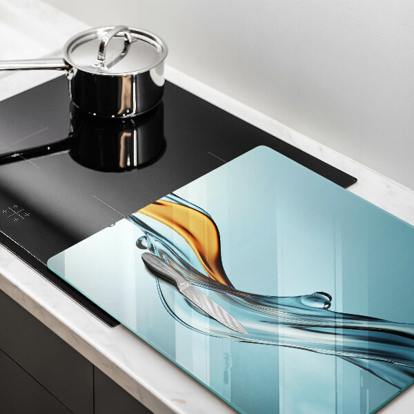 Herdplattenabdeckung Wasser auf blauem Hintergrund