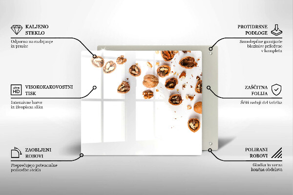 Herdplattenabdeckung Nüsse auf weißem Hintergrund