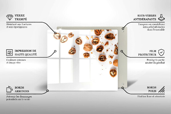 Herdplattenabdeckung Nüsse auf weißem Hintergrund