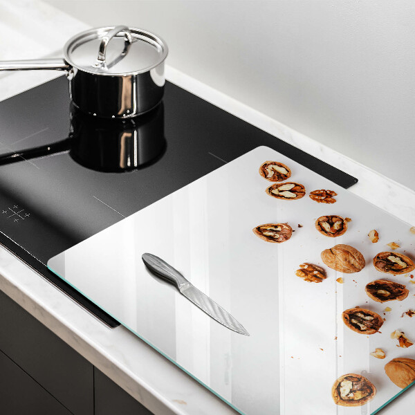 Herdplattenabdeckung Nüsse auf weißem Hintergrund