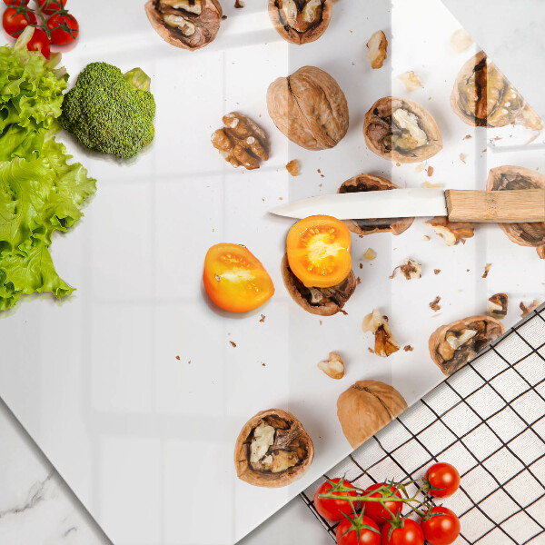 Herdplattenabdeckung Nüsse auf weißem Hintergrund