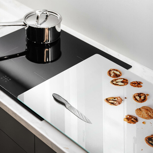 Herdabdeckplatte glas Nüsse auf weißem Hintergrund