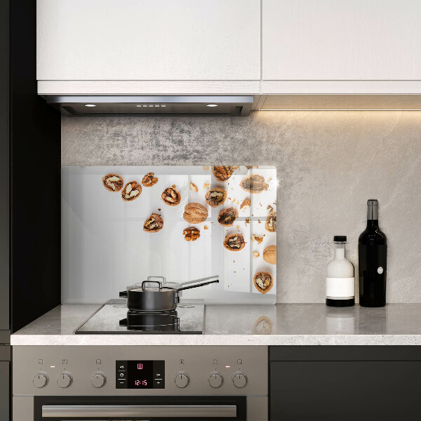 Herdabdeckplatte glas Nüsse auf weißem Hintergrund