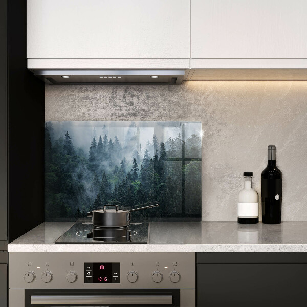 Herdabdeckung Waldbäume und Nebel