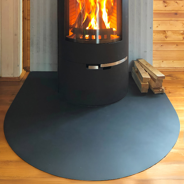 Funkenschutzplatte für Kaminöfen aus Schwarzblech in halbovaler Form 100x100 cm