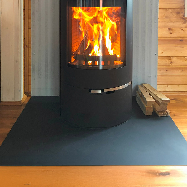 Vorlegeplatte für Kaminöfen aus Schwarzblech in rechteckiger Form 100x80 cm