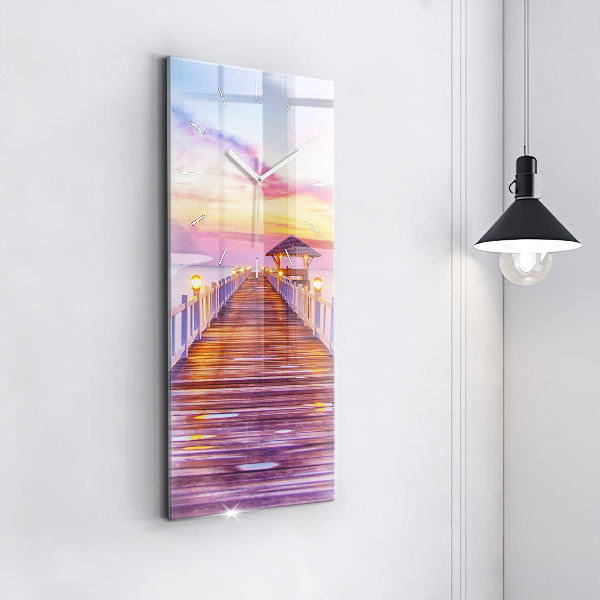 Vertikale Uhr Brücke im Hafen am Abend