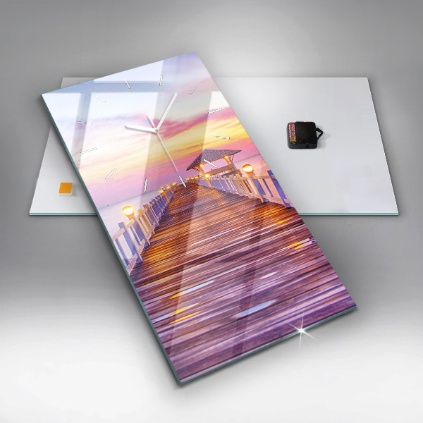 Vertikale Uhr Brücke im Hafen am Abend