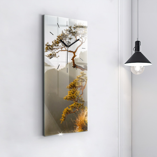 Vertikale Uhr mit motiv Baum in den Bergen