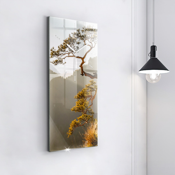 Vertikale Uhr mit motiv Baum in den Bergen