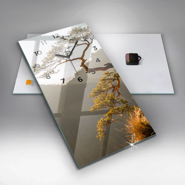 Vertikale Uhr mit motiv Baum in den Bergen
