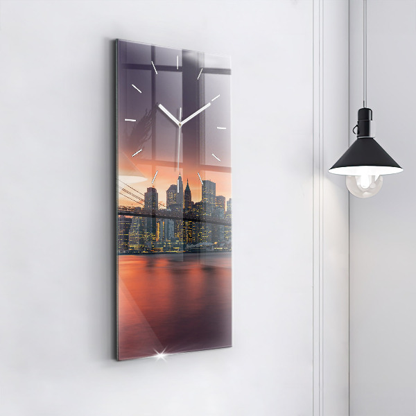 Vertikale Uhr New Yorker East River