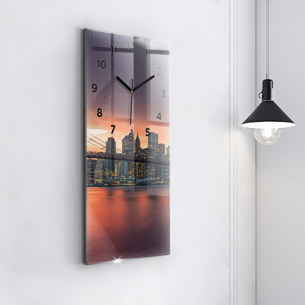 Vertikale Uhr New Yorker East River