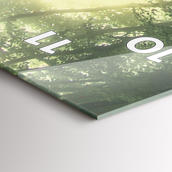 Vertikale Uhr Nebliger Wald am Morgen