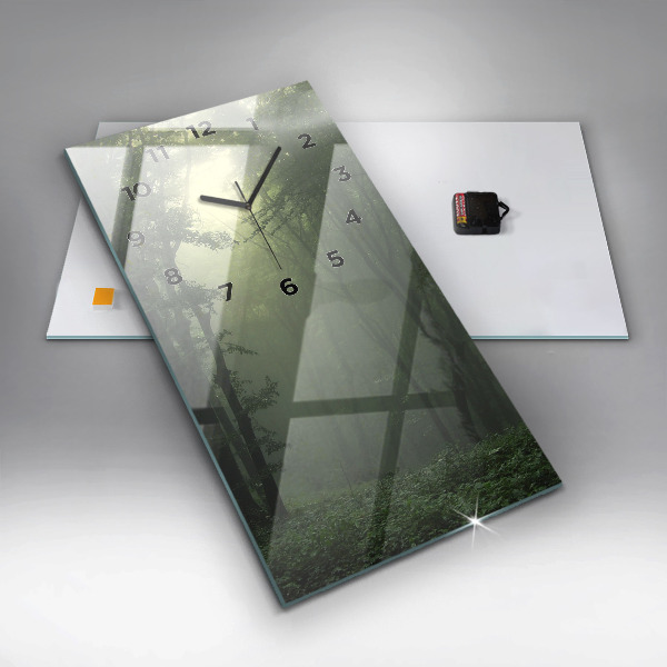 Vertikale Uhr Nebliger Wald am Morgen