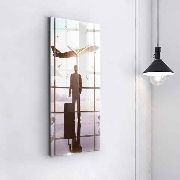 Vertikale Uhr Mann auf dem Flughafen