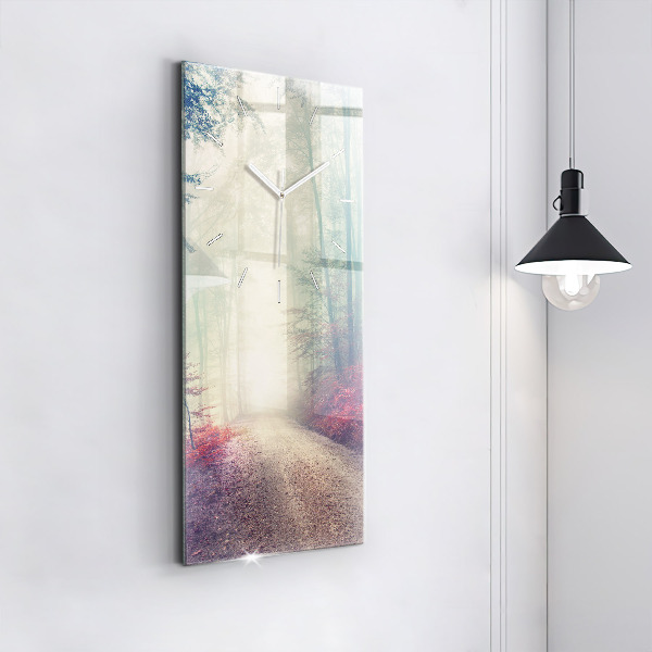 Vertikale Uhr Herbststraße Waldnebel