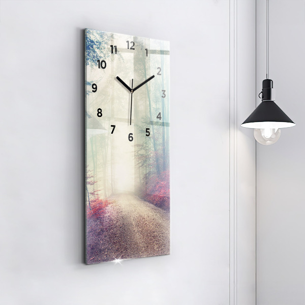 Vertikale Uhr Herbststraße Waldnebel