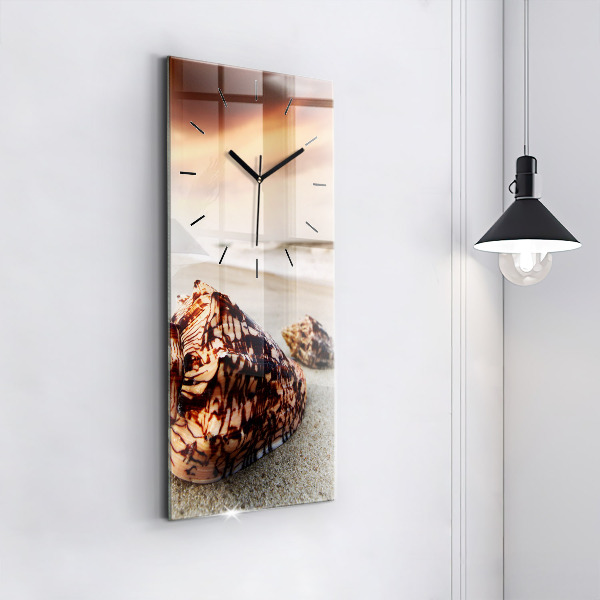 Vertikale Uhr mit motiv Muschel am Strand