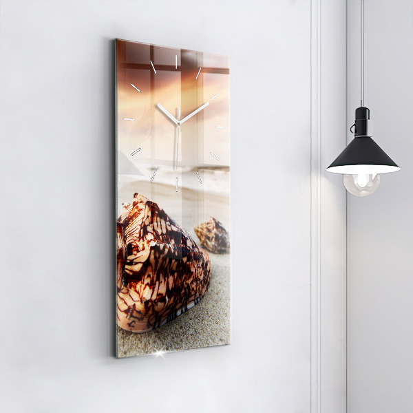 Vertikale Uhr mit motiv Muschel am Strand