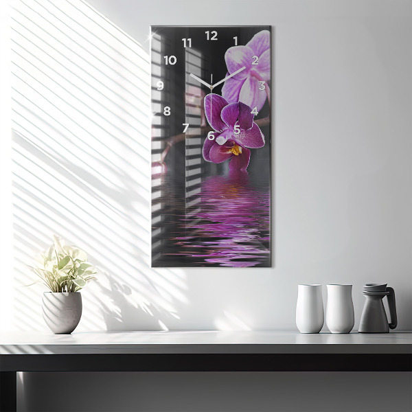 Vertikale Uhr mit motiv Orchideenblüte auf dem Wasser