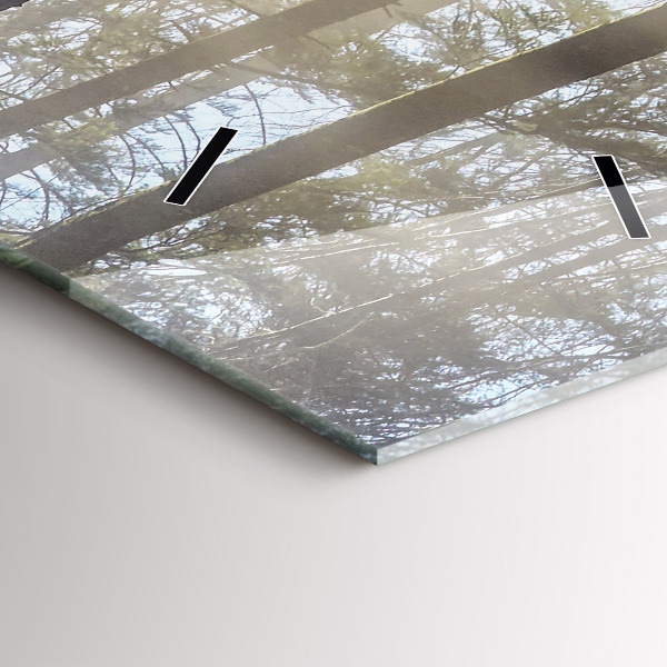 Vertikale Uhr Wald im Nebel