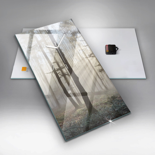 Vertikale Uhr Wald im Nebel