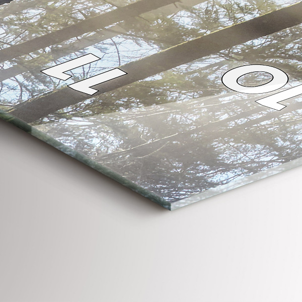 Vertikale Uhr Wald im Nebel