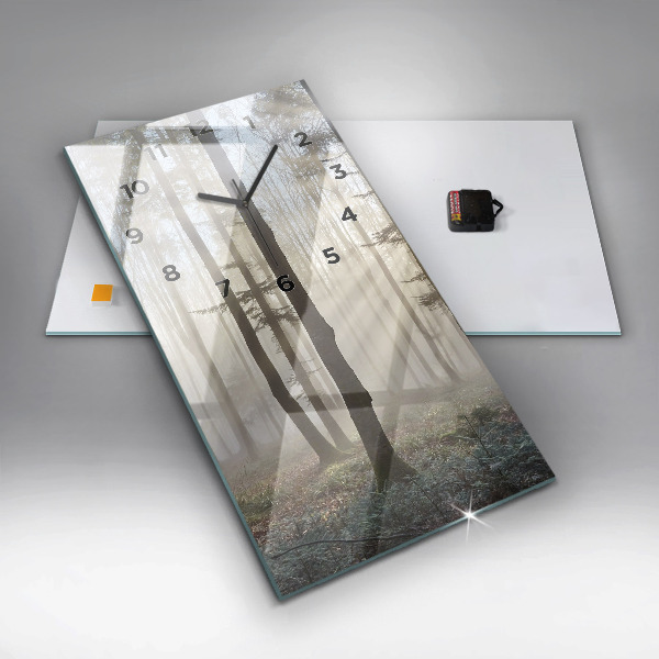 Vertikale Uhr Wald im Nebel