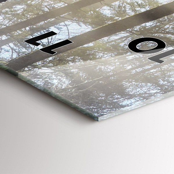 Vertikale Uhr Wald im Nebel