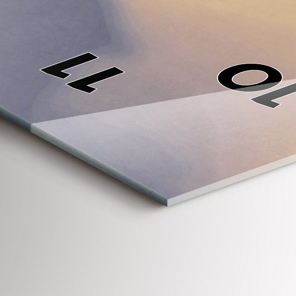 Vertikale Uhr mit motiv Mann auf einer alten Brücke