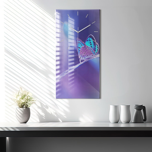 Vertikale Uhr Schmetterling auf Gras