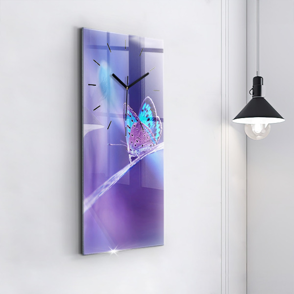 Vertikale Uhr Schmetterling auf Gras