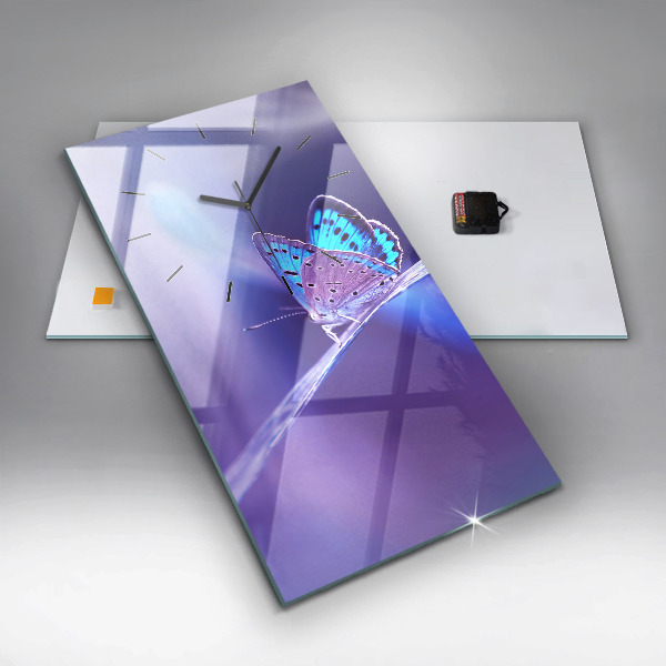 Vertikale Uhr Schmetterling auf Gras