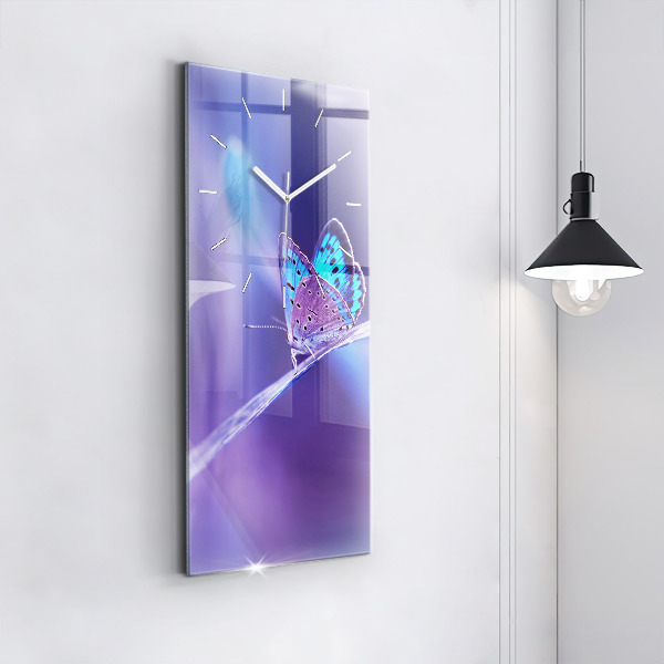 Vertikale Uhr Schmetterling auf Gras