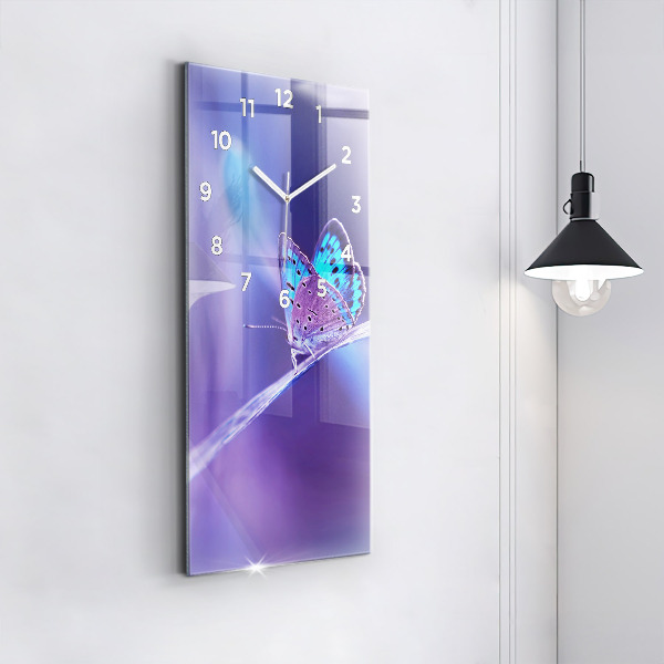 Vertikale Uhr Schmetterling auf Gras