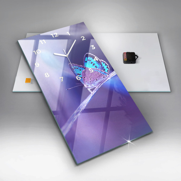 Vertikale Uhr Schmetterling auf Gras