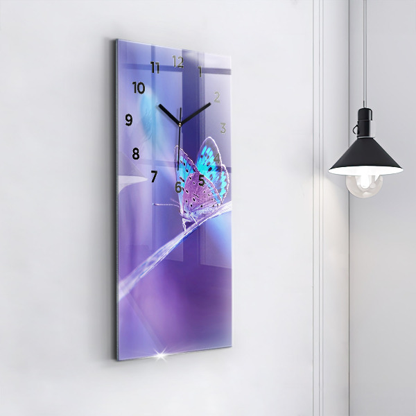 Vertikale Uhr Schmetterling auf Gras