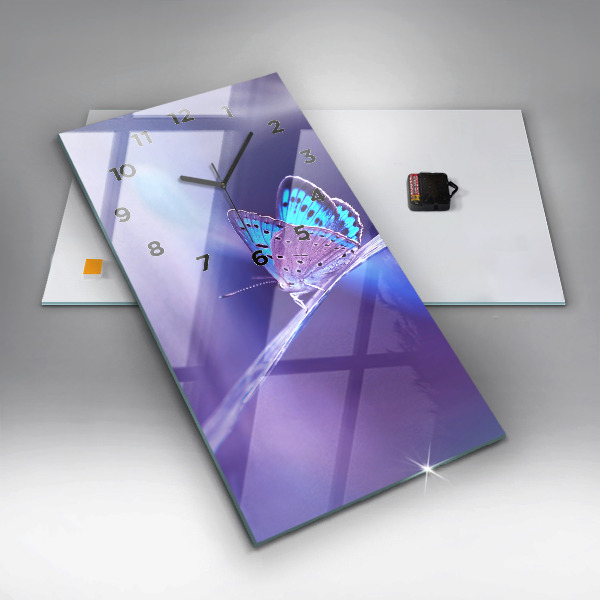 Vertikale Uhr Schmetterling auf Gras