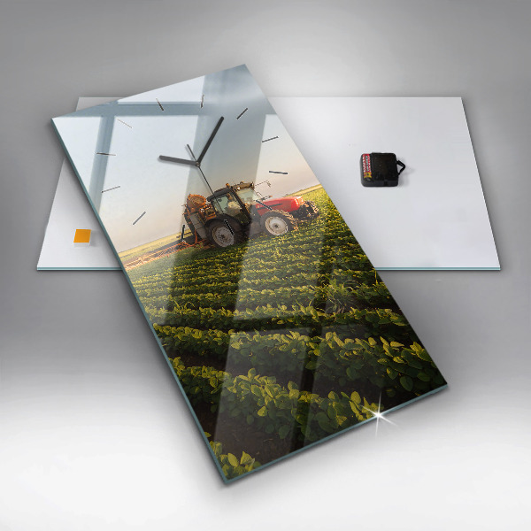 Vertikale Uhr Traktor sprüht ein Feld