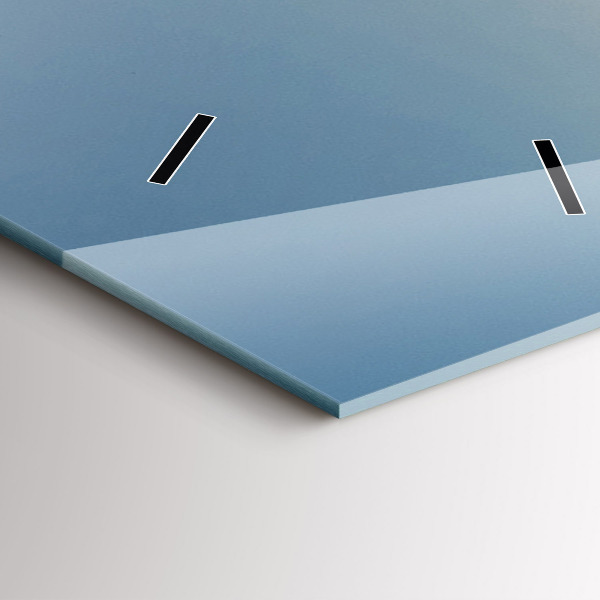 Vertikale Uhr Traktor sprüht ein Feld